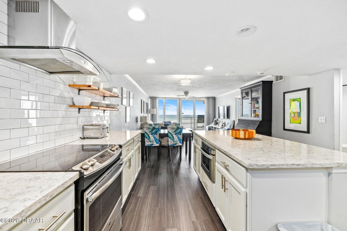 305 Shores Club